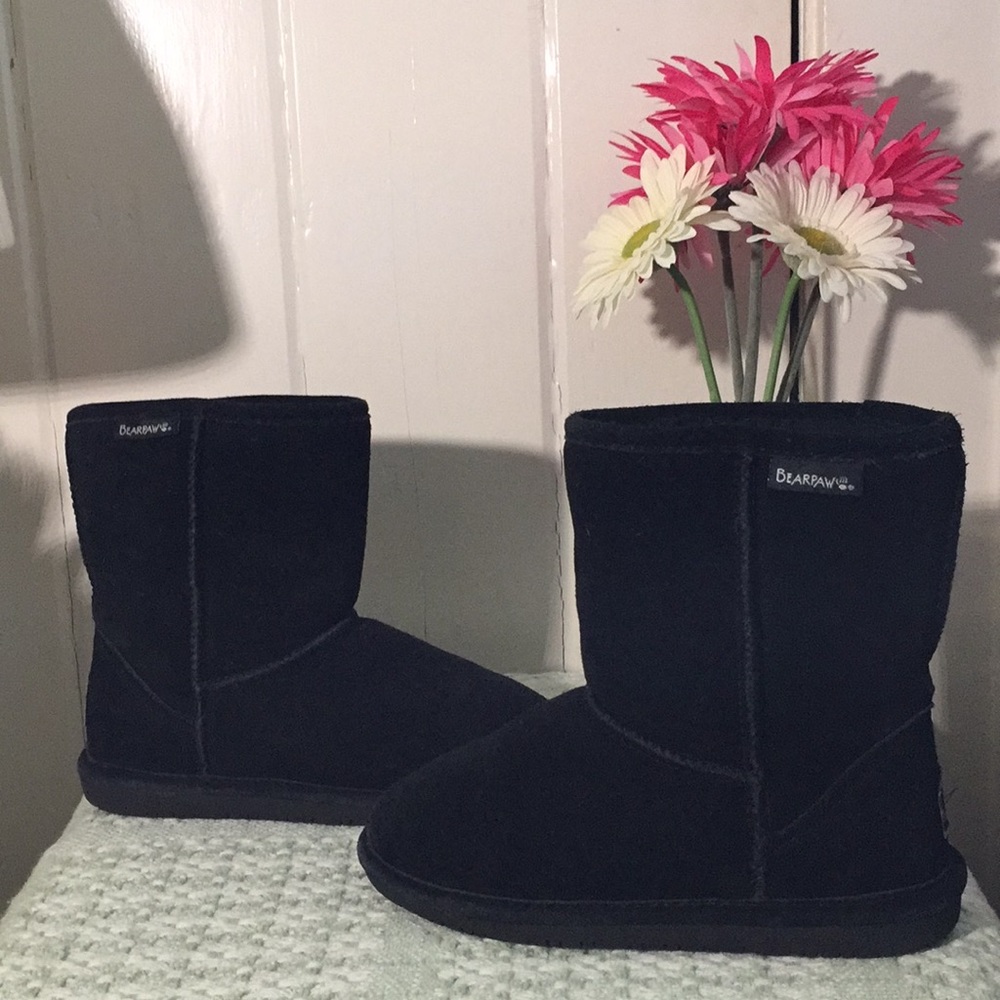Youth girls bearpaw black boots. 3